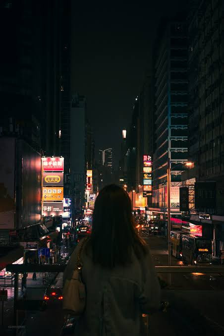 Ilustrasi seorang perempuan berdiri di tengah kota pada malam hari. Foto oleh Glovexking dari Unsplash: https://unsplash.com/id/foto/seorang-wanita-berdiri-di-tengah-kota-di-malam-hari-O0pcpmaR4eA