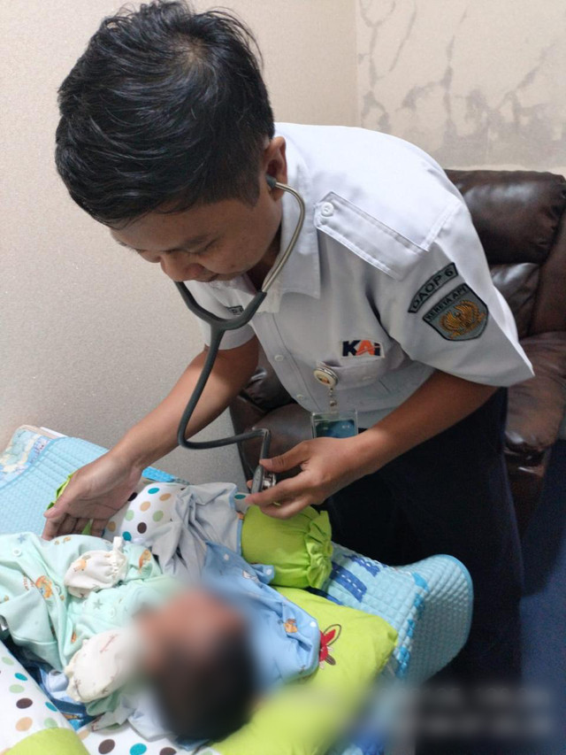 Petugas saat memeriksa bayi yang ditemukan di toilet KA Sancaka 84 B relasi Yogyakarta-Surabaya Gubeng di Pos Kesehatan Stasiun Solo Balapan. Foto: Dok. Istimewa