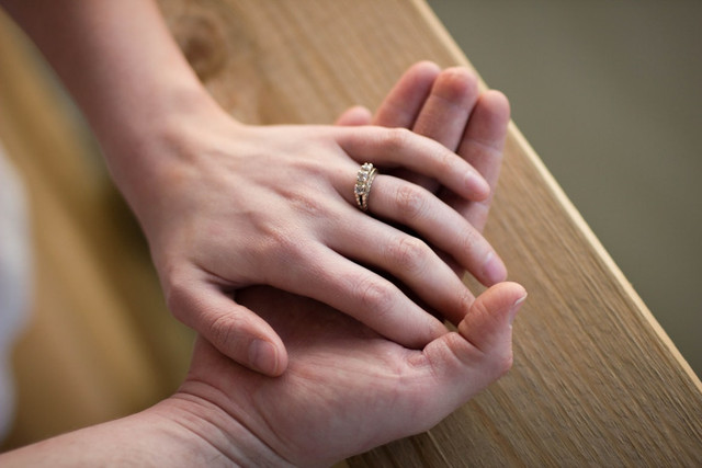 Ilustrasi cara ukur jari untuk cincin. Foto: Unsplash.com/Rachael Crowe
