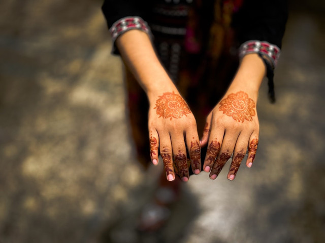 Ilustrasi cara menghilangkan henna di kulit. Foto: Unsplash.com/Masud Imran
