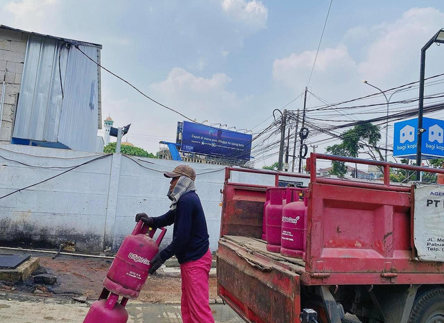 Foto: Seorang bapak yang sedang bekarja untuk menghidupi anak-anaknya, Doc; Pribadi