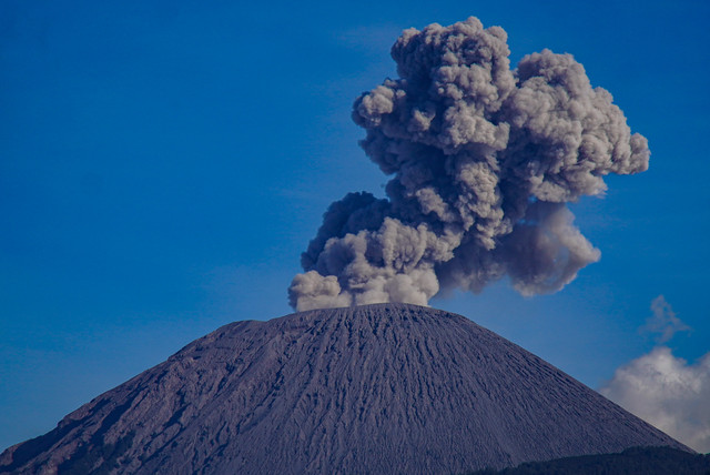 Asap vulkanis keluar dari kawah Gunung Semeru terlihat dari Desa Ranupani, Kecamatan Senduro, Lumajang, Jawa Timur, Sabtu (4/7/2026). Foto: Irfan Sumanjaya/ANTARA FOTO