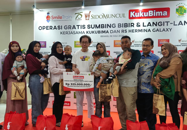 Sido Muncul bekerja sama dengan Smile Train Indonesia memberikan donasi Rp 325 juta untuk operasi 50 pasien anak sumbing bibir dan celah langit-langit di Rumah Sakit Hermina Galaxy, Kota Bekasi. Foto: Kartika Pamujiningtyas/kumparan