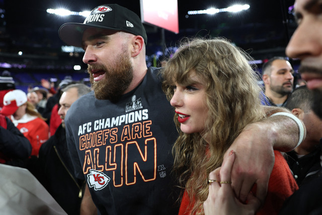 Pemain Kansas City Chiefs Travis Kelce merayakan kemenangan bersama Taylor Swift setelah keunggulan 17-10 melawan Baltimore Ravens dalam pertandingan AFC Championship di M&T Bank Stadium, Baltimore, Maryland, AS, Minggu (28/1/2024). Foto: Patrick Smith/Getty Images/AFP
