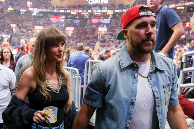 Penyanyi Taylor Swift dan Travis Kelce dari Kansas City Chiefs menghadiri pertandingan ketiga (Game Three) antara New York Knicks dan Cleveland Cavaliers dalam babak Final Wilayah Timur NBA di Rocket Arena, Cleveland, Ohio, AS, Sabtu (23/5/2026). Foto: Gregory Shamus/Getty Images/AFP 