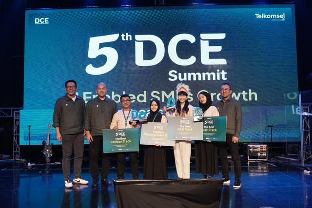 Pelaku UKM terbaik Telkomsel DCE 2026 menerima penghargaan di Bandung, 2 Juli 2026. Foto: Telkomsel