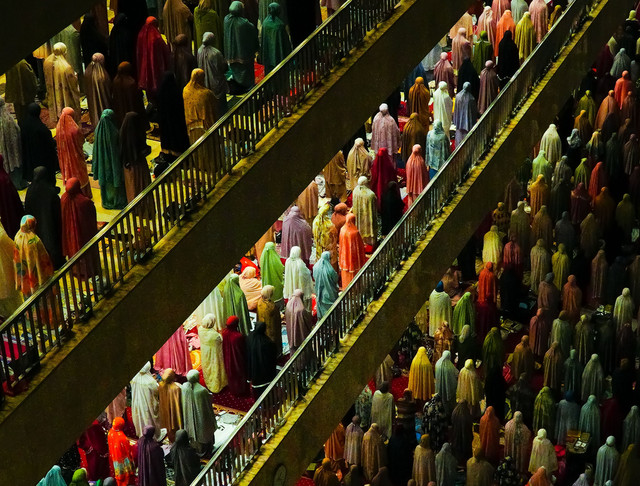 Seseorang sedang sholat berjamaah foto by pexels
