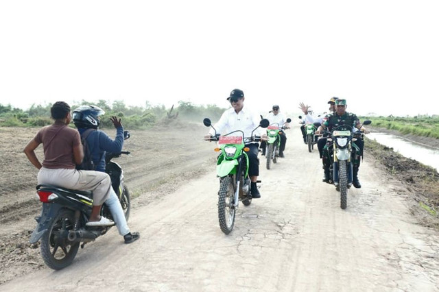 Mentan Amran Sulaiman meninjau cetak sawah dan oplah di Merauke. Foto: Kementan RI