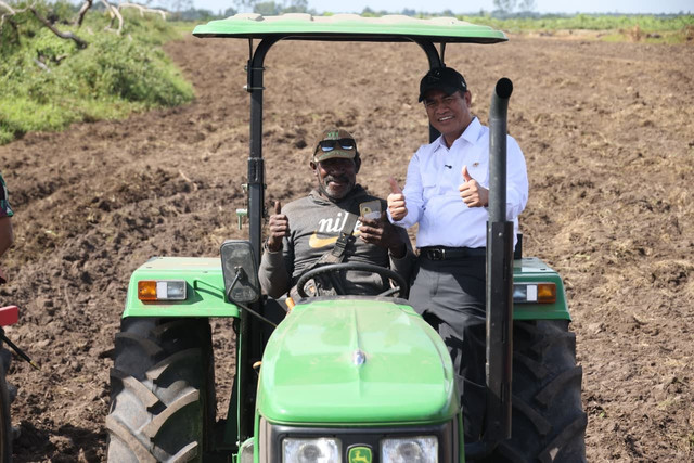 Mentan Amran Sulaiman meninjau cetak sawah dan oplah di Merauke. Foto: Kementan RI