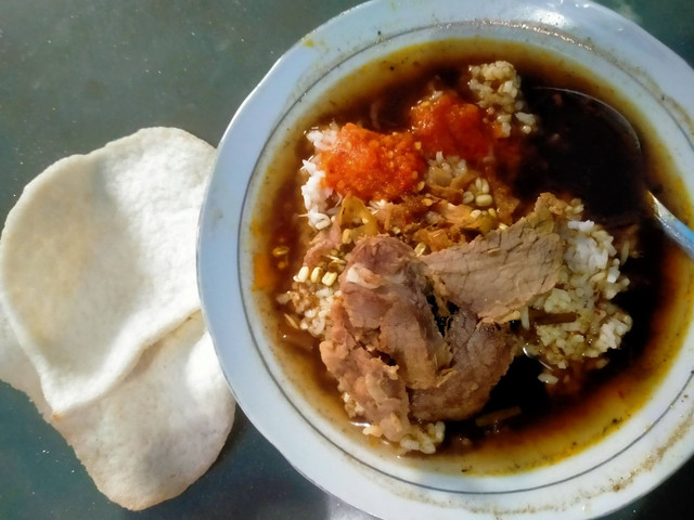 Sepiring rawon hangat lengkap dengan sambal dan kerupuk udang. Dokumentasi pribadi.