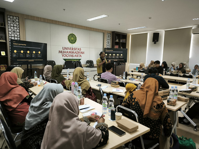 UMY Latih Kader Muda Panggungharjo Public Speaking dan Bahasa Inggris