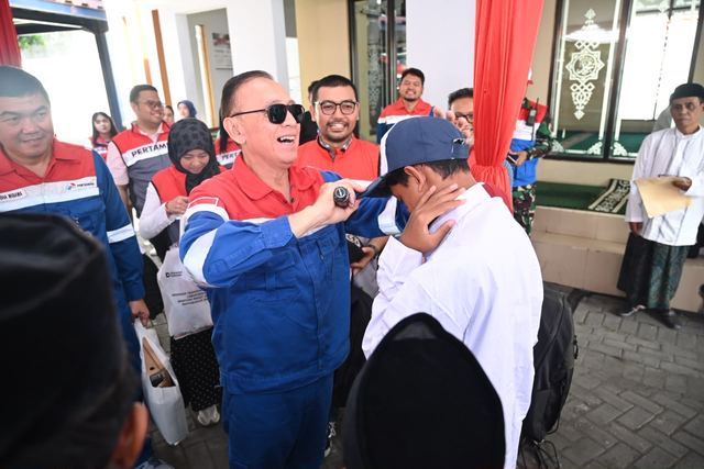 Komisaris Utama PT Pertamina (Persero), Mochammad Iriawan, saat menyerahkan paket bantuan pendidikan untuk anak-anak dari keluarga prasejahtera melalui program Seragam Sekolah Bersama Pertamina (SESAMA) dan Pertamina Berkah di halaman kantor Integrated Terminal Tanjungwangi, Banyuwangi pada Jumat (3/6/2026). Foto: Dok. Pertamina