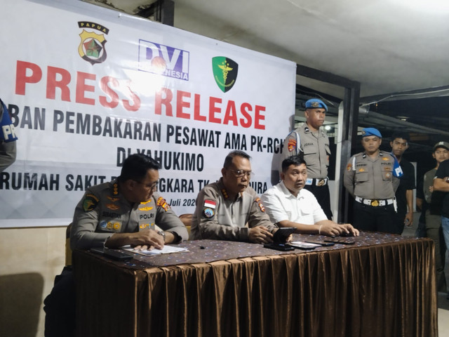 Konferensi pers pembakaran pesawat PT AMA di Yahukimo. Foto: kumparan