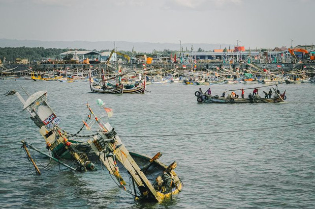 Ilustrasi Pada Saat di Laut Foto oleh Bezalens JGP dari Pexels: https://www.pexels.com/id-id/foto/38065140/