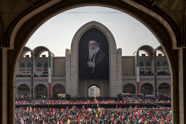 Warga menghadiri penghormatan terakhir kepada mantan pemimpin tertinggi Iran Ayatollah Ali Khamenei di Masjid Agung Imam Khomeini, Teheran, Iran, Sabtu (4/7/2026). Foto: AFP
