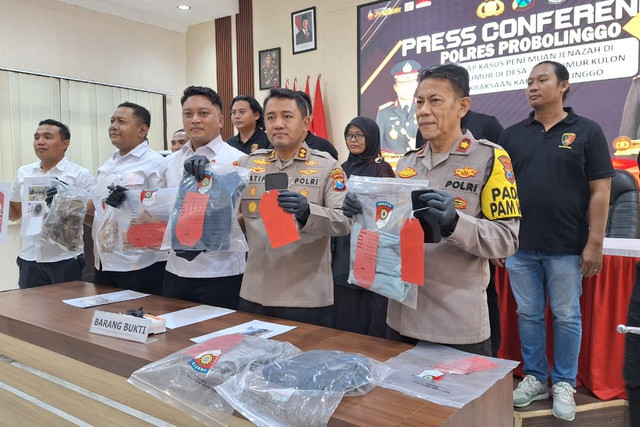 Kapolres Probolinggo menunjukkan barang bukti pembunuhan wanita di Probolinggo. Foto: Dok. Istimewa