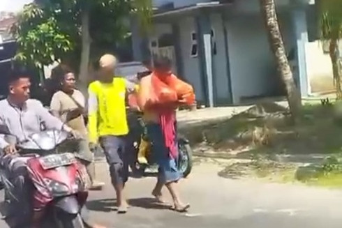 Pencuri buah Naga diarak warga ke Polsek di Banyuwangi. Foto: Dok. Istimewa