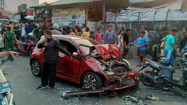 Mobil Honda Brio yang tabrak 5 kendaraan beruntun di perlintasan kereta api Kebon Pedes, Kota Bogor, Sabtu (4/7/2026). Foto: Polresta Bogor
