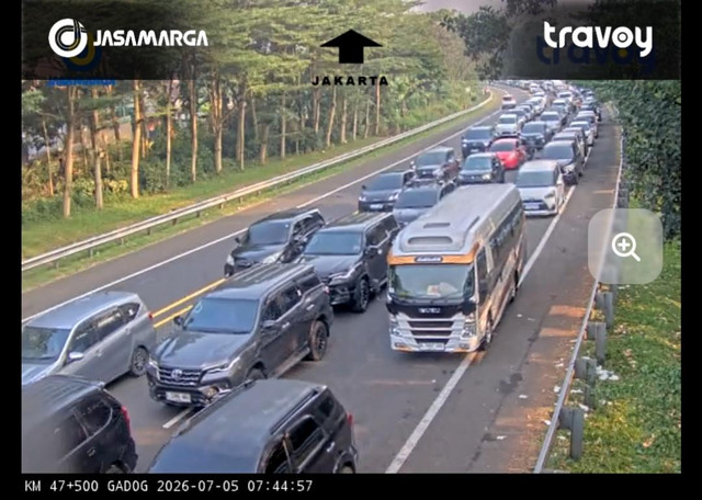 Kondisi arus lalu lintas mengarah kawasan wisata Puncak di Simpang Gadog, Kabupaten Bogor, Minggu (5/7/2026). Foto: Travoy Jasa Marga