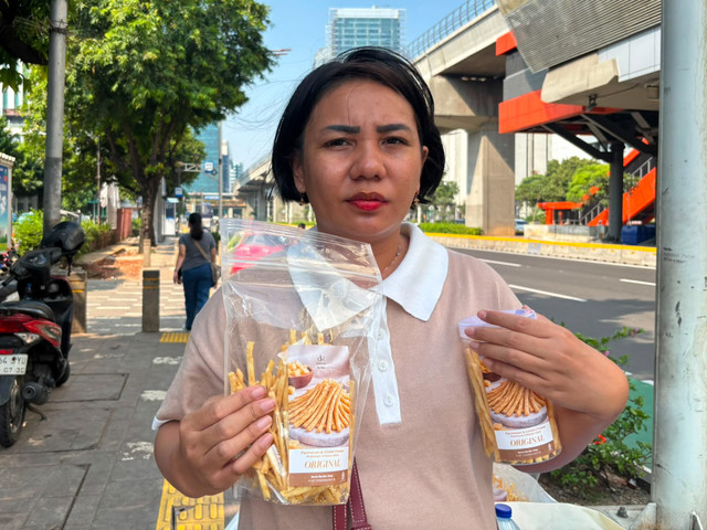 Wawancara dengan Pedagang Cheese Stick dan Thrifting CFD Rasuna Said, Sisi (35), Minggu (5/7/2026). Foto: Pradya Tirta/kumparan