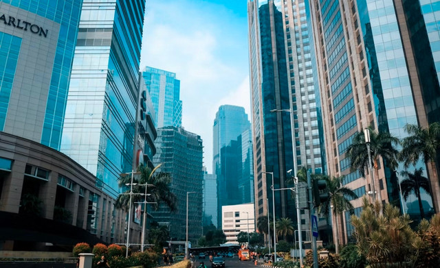 Pusat perkantoran korporasi Jakarta. Foto: Muhammad Rizki. Unsplash.