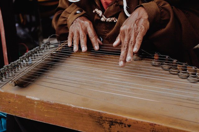 ilustrasi alat musik kecapi dimainkan dengan cara. unsplash/Devana Jalalludin