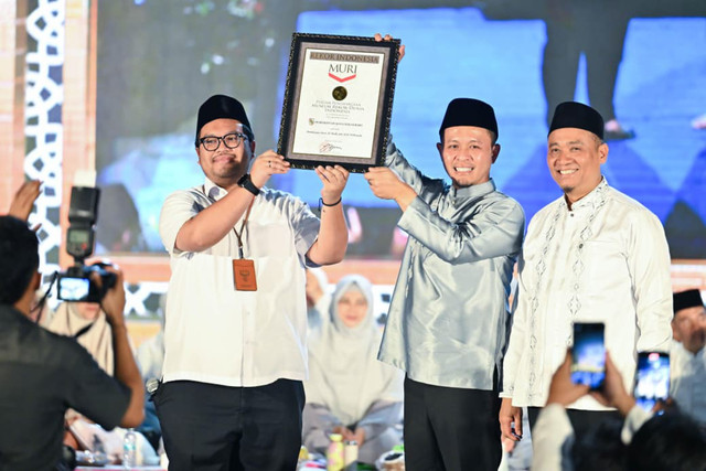Pemerintah Kota Pekanbaru meraih Rekor MURI atas rekor pembacaan Surah Al-Mulk oleh 9.184 ASN serentak di Masjid An Nur, Sabtu (4/7/2026). Foto: Dok. Diskominfo Pekanbaru