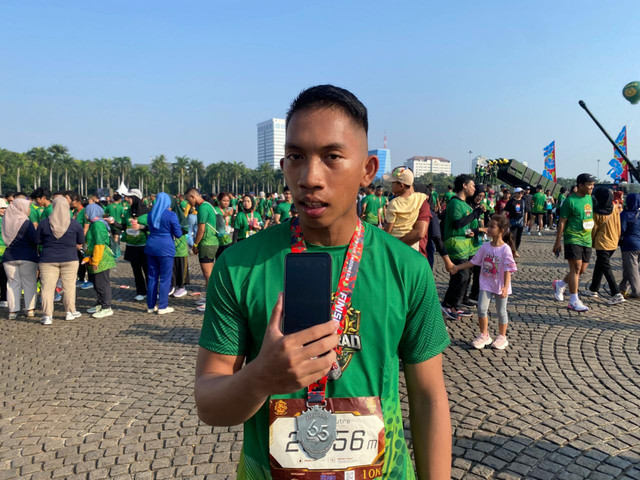 Deka Darma (25), peserta Kostrad Run 2026 asal Bali di Monas, Jakarta, Minggu (5/7/2026). Foto: Aditya Nugraha/kumparan