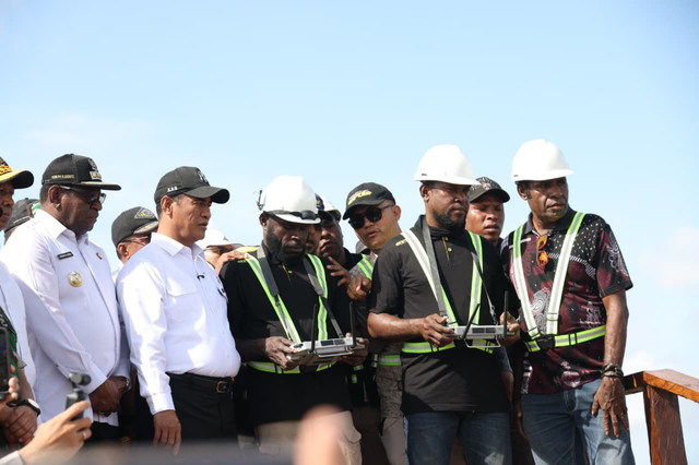 Mentan Amran melihat pengoperasian drone pertanian yang dilakukan oleh pemuda Merauke. Foto: Dok. Kementan