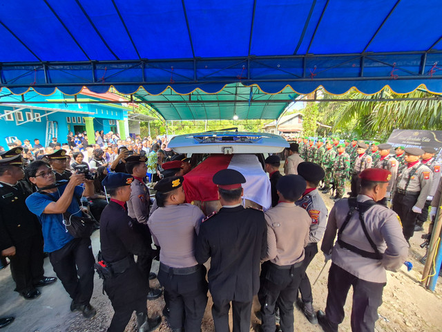 Suasana pemakaman Briptu Nopandri di Katingan, Kalimantan Tengah.  Foto: Dok. Polres Katingan