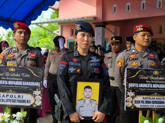 Suasana pemakaman Briptu Nopandri di Katingan, Kalimantan Tengah. Foto: Dok. Polres Katingan