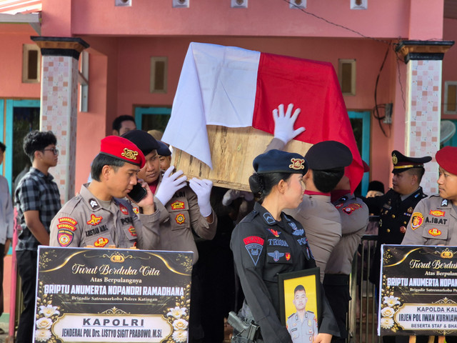 Suasana pemakaman Briptu Nopandri di Katingan, Kalimantan Tengah. Foto: Dok. Polres Katingan