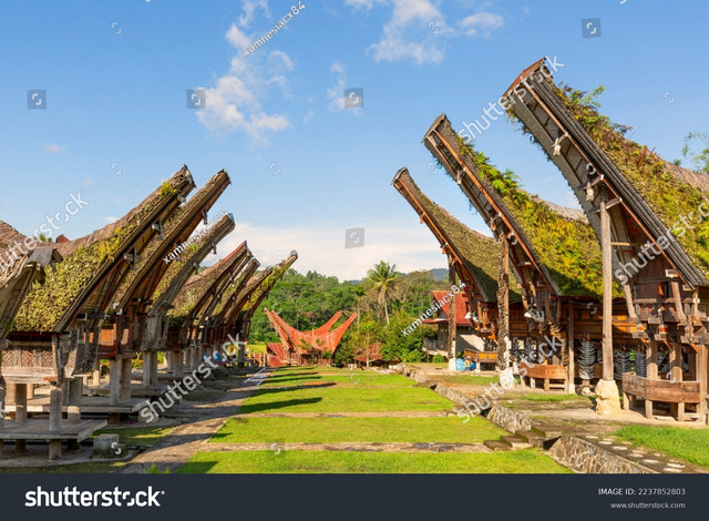 Sumber gambar: https://www.shutterstock.com/id/image-photo/tongkonan-traditional-house-toraja-tribe-which-2237852803