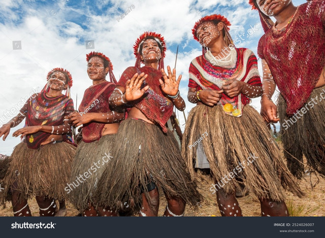 Sumber gambar: https://www.shutterstock.com/id/image-photo/baliem-valley-festival-wamena-west-papua-2524026007?trackingId=29263b4f-f7da-440c-a64a-7fe1f56f9144&listId=searchResults
