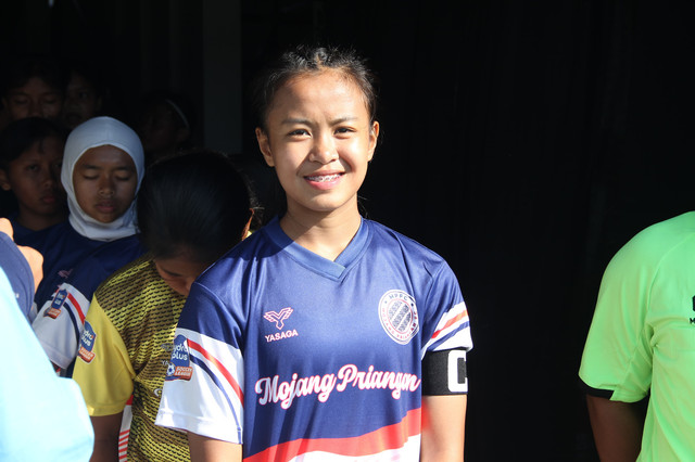 Pemain Mojang Priangan U-15, Nafeeza Ayasha Nori, bertanding di HPSL All-Stars 2025/26 menghadapi Putri Tangsel City, pada Minggu (5/7) di Supersoccer Arena, Kudus, Jawa Tengah. Foto: Vega Ma'arrijil Ula/kumparan