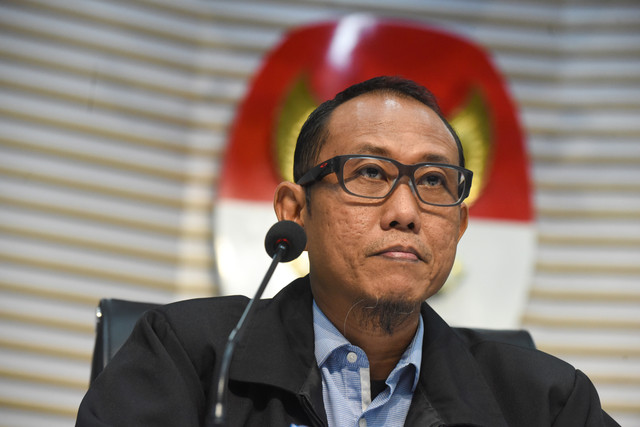 Plt. Direktur Penyidikan KPK Achmad Taufik Husein memberikan keterangan pers terkait gelar perkara operasi tangkap tangan kasus dugaan suap audit laporan keuangan di Kabupaten Muara Enim oleh BPK, di Gedung Merah Putih KPK, Jakarta, Kamis (11/6). Foto: Indrianto Eko Suwarso/ANTARA FOTO