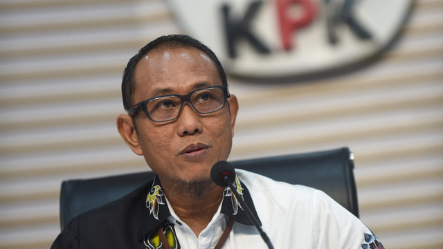 Plt. Direktur Penyidikan KPK Achmad Taufik Husein menyampaikan keterangan pers terkait operasi tangkap tangan Bupati Muara Enim di Gedung Merah Putih KPK, Jakarta, Selasa (9/6/2026). Foto: Indrianto Eko Suwarso/ANTARA FOTO