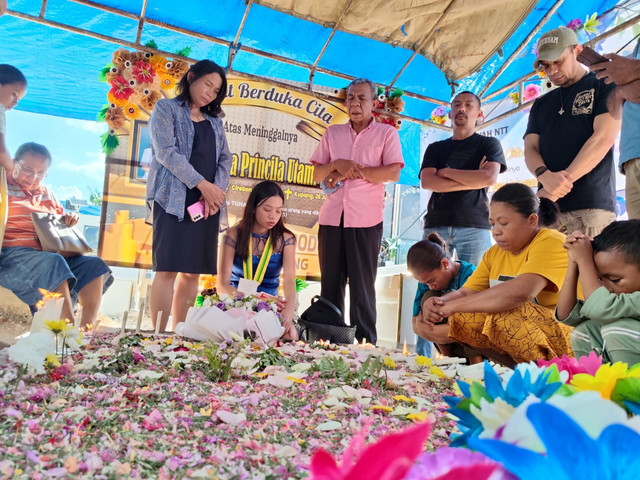 Orangtua dokter Icha saat berada di pemakaman. Foto: kumparan