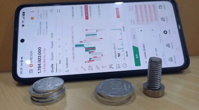 Ilustrasi: Cryptocurrency sebagai aset digital yang semakin menarik perhatian investor dan memengaruhi dinamika ekonomi digital. Sumber: Shutterstock