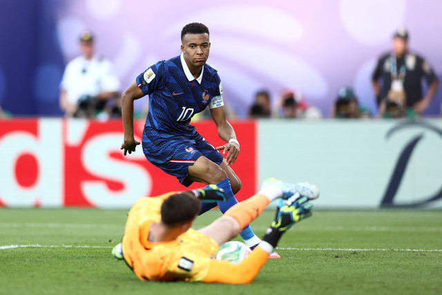 Pemain Timnas Prancis Kylian Mbappe menendang bola ke arah gawang Timnas Paraguay pada pertadingan babak 16 besar Piala Dunia 2026 di Stadion Philadelphia, Pennsylvania, AS, Sabtu (4/7/2026). Foto: Charly TRIBALLEAU / AFP
