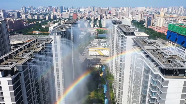Komplek apartemen di Kota Yuncheng, Provinsi Shanxi, China, memasang sistem 'hujan buatan' untuk menurunkan suhu di tengah gelombang panas. Foto: Viory
