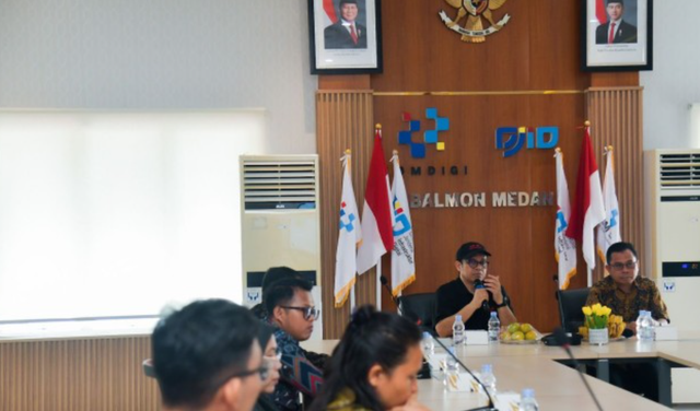 Wamenkomdigi Nezar Patria didampingi Kepala Balai Monitor Spektrum Frekuensi Radio (Balmon) Kelas I Medan Latuse memberikan arahan kepada para pegawai dalam kunjungannya ke Kantor Balmon Medan, di Kabupaten Deli Serdang, Sumatera Utara, Sabtu (04/07/2026). Foto: Komdigi