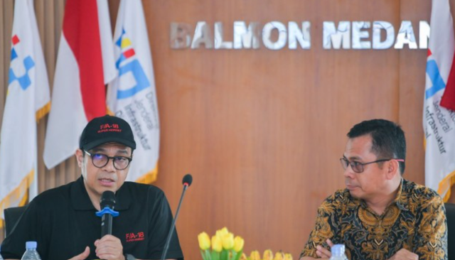 Wamenkomdigi Nezar Patria didampingi Kepala Balai Monitor Spektrum Frekuensi Radio (Balmon) Kelas I Medan Latuse memberikan arahan kepada para pegawai dalam kunjungannya ke Kantor Balmon Medan, di Kabupaten Deli Serdang, Sumatera Utara, Sabtu (04/07/2026). Foto: Komdigi