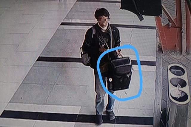 Rekaman CCTV seorang pria diduga mencuri tas milik penumpang di ruang tunggu Stasiun Tawang, Semarang. Foto: Polrestabes Semarang