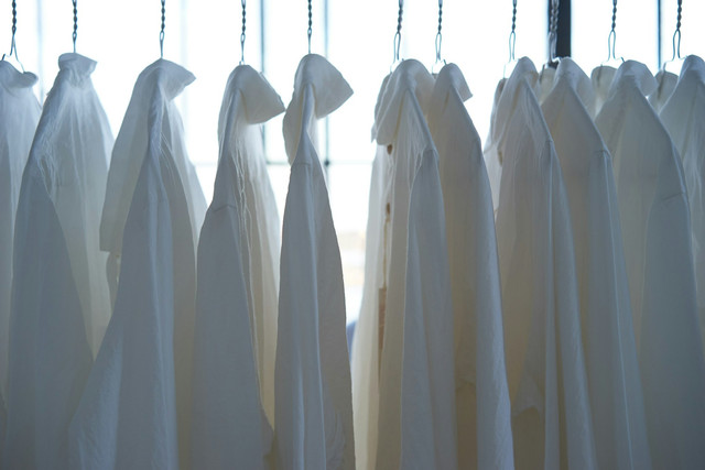 Ilustrasi Cara menghilangkan noda oli di baju. Foto: Unsplash/Ryoji Hayasaka
