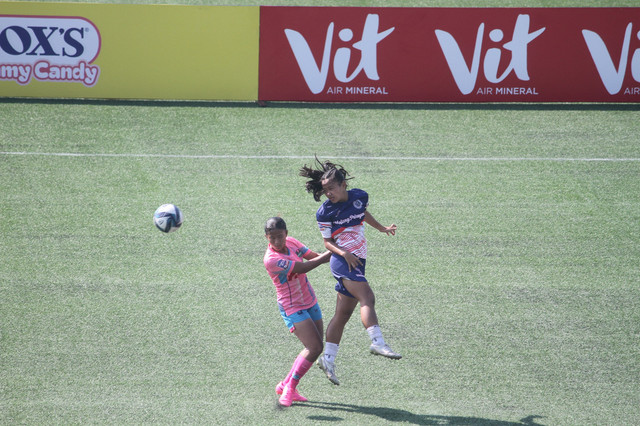 Mojang Priangan U-15 sedang berduel dengan Putri Tangsel City U-15 di laga perdana Hydroplus Soccer League All-Stars 2026 di Supersoccer Arena, Kudus, Minggu (5/7). Foto: Vega Ma'arrijil Ula/kumparan