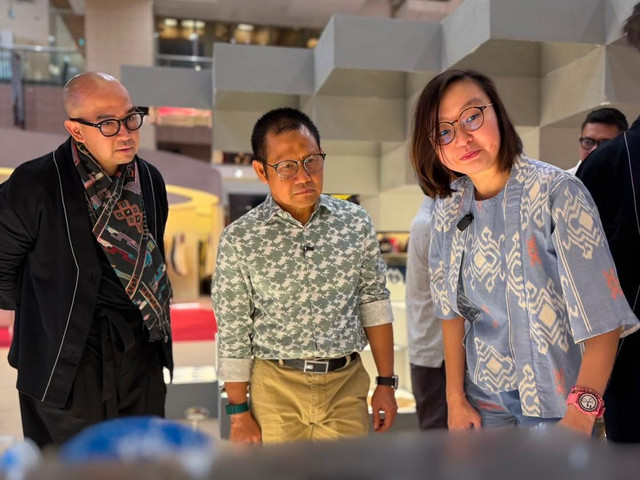 Menko PM Muhaimin Iskandar (Cak Imin) saat mengunjungi Indonesia Marketplace dalam rangkaian MASA Singapore 2026 di Takashimaya Shopping Centre, Singapura, Minggu (5/7/2026). Foto: Kemenko PM