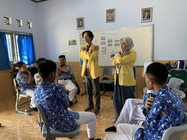 Praktik havening touch bersama murid tunagrahita di SLB N Salatiga, Sumber: Dokumen Pribadi