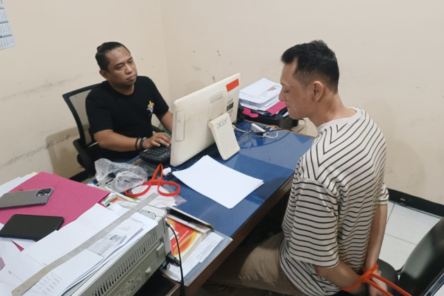 Pelaku dugaan penganiayaan terhadap pengendara di Jaksel berinisial FRS (37) saat diamankan polisi di Polsek Jagakarsa, Jakarta, Minggu (5/7/2026). Foto: Polsek Jagakarsa