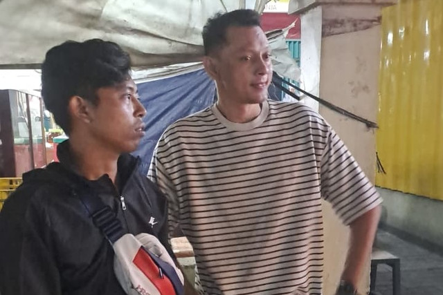 Pelaku dugaan penganiayaan terhadap pengendara di Jaksel berinisial FRS (37) saat diamankan polisi di Polsek Jagakarsa, Jakarta, Minggu (5/7/2026). Foto: Polsek Jagakarsa